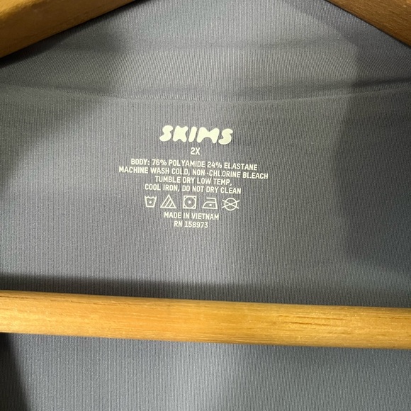 SKIMS Fits Everybody Long Sleeve Zip Front Bodysuit - Picture 8 of 9